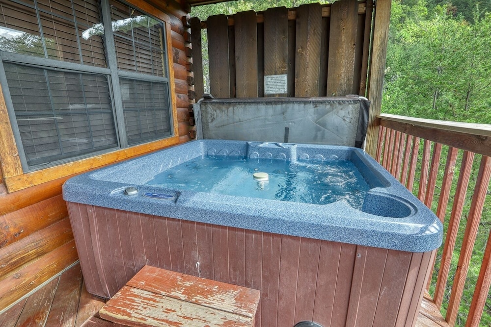 An Amazing View - 4 Bedrooms, 3.5 Baths, Sleeps 10 Cabin by RedAwning