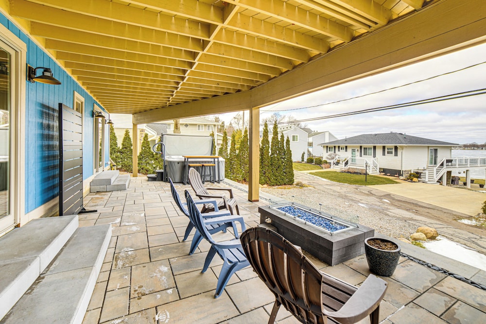 Hot Tub + Fireplace: Waterfront Clark Lake Apt