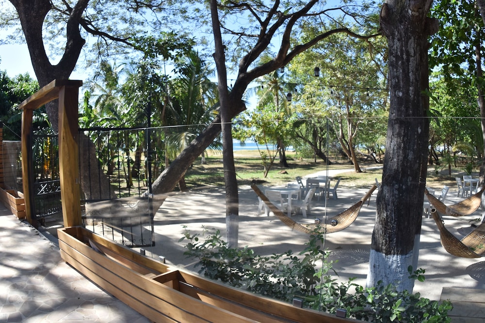 Casa Aura Beachfront Premium Hostel