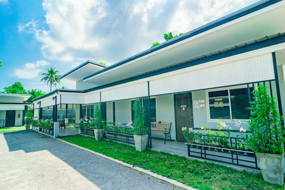 Hotel OYO 533 Runya Poolvilla - Image 1