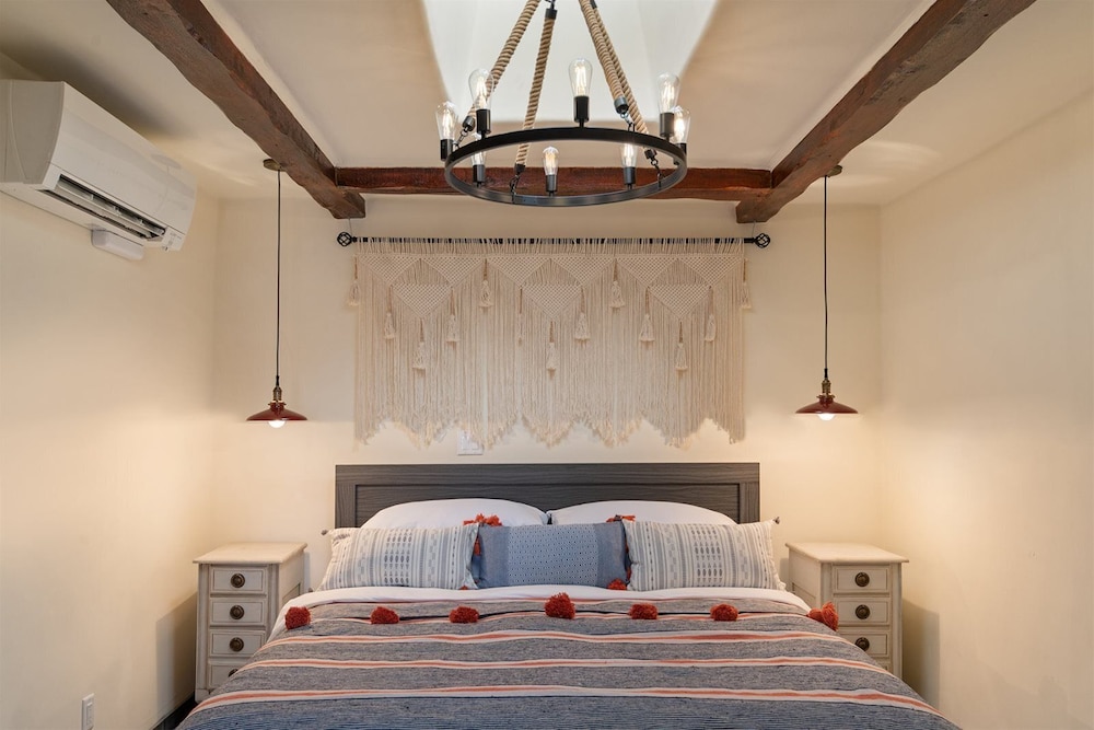 Casa Galeria - Luxury Rental With Hot Tub, Walk Everywhere view 3