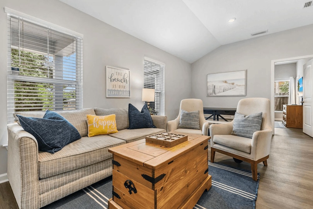 Ocean Oasis by Avantstay Block to Beach West Pcb, Pet-friendly