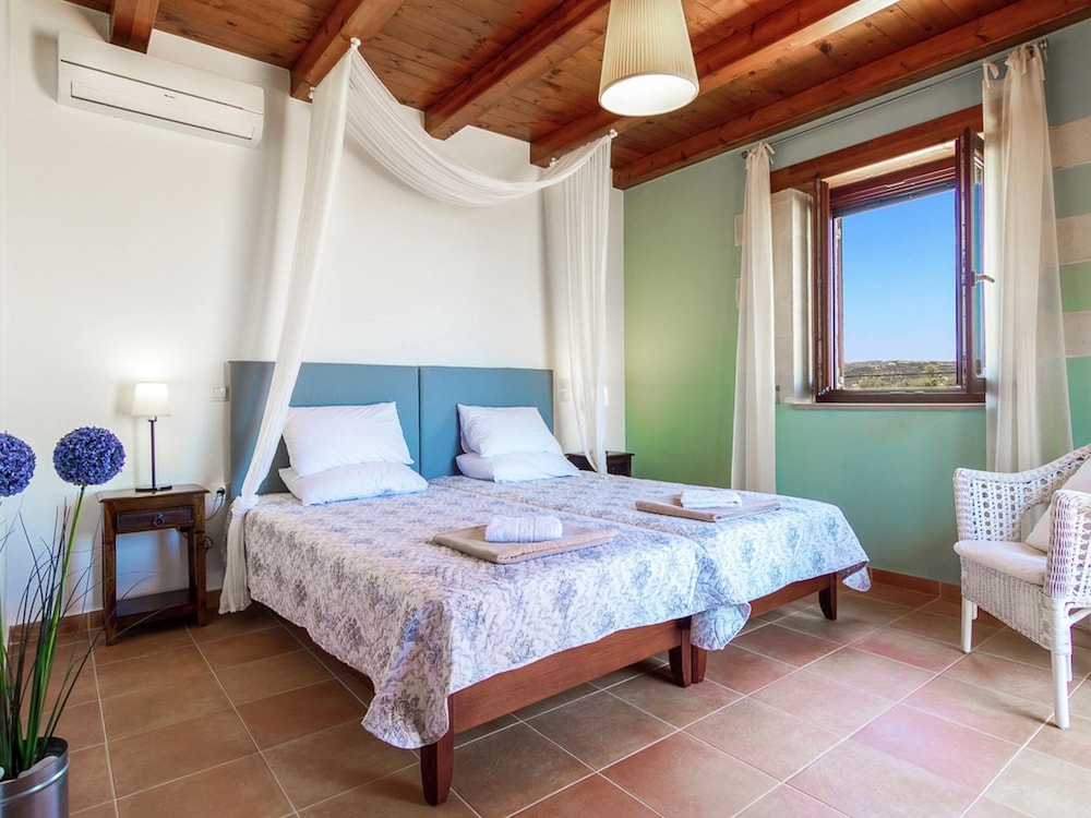 Villa in Kamisiana With Private Pool & Beach view 5