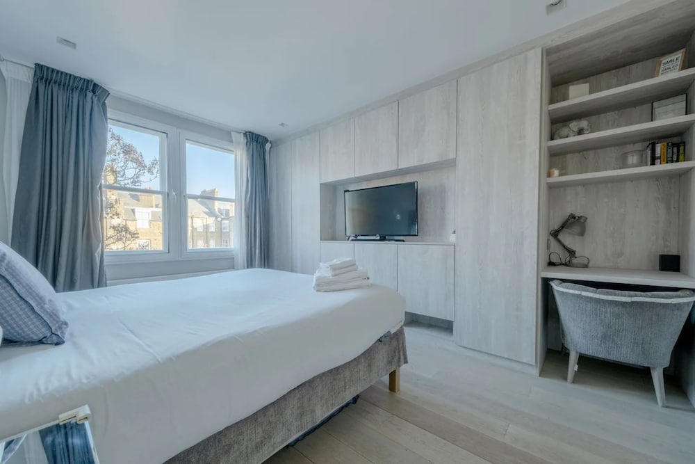Modern and Luxurious 2 Bedroom Flat - Barons Court