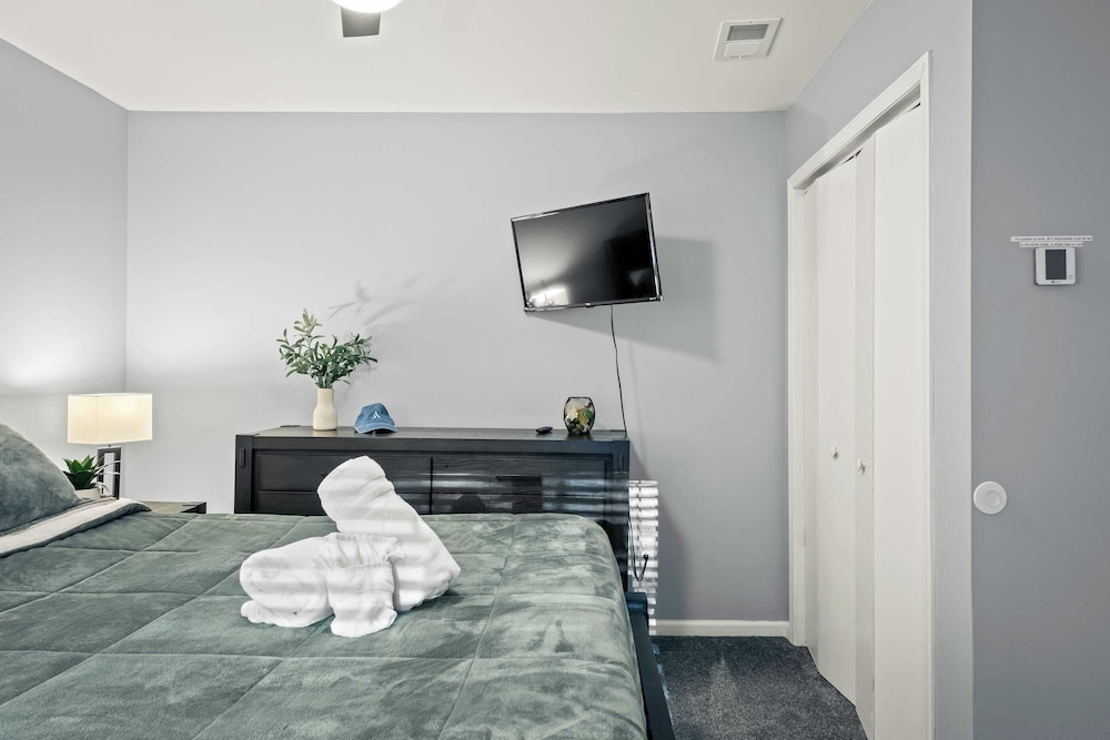 Lakeside Haven Ping Pong, Fire Pit & Mins to Big Boulder & Lake Harmony