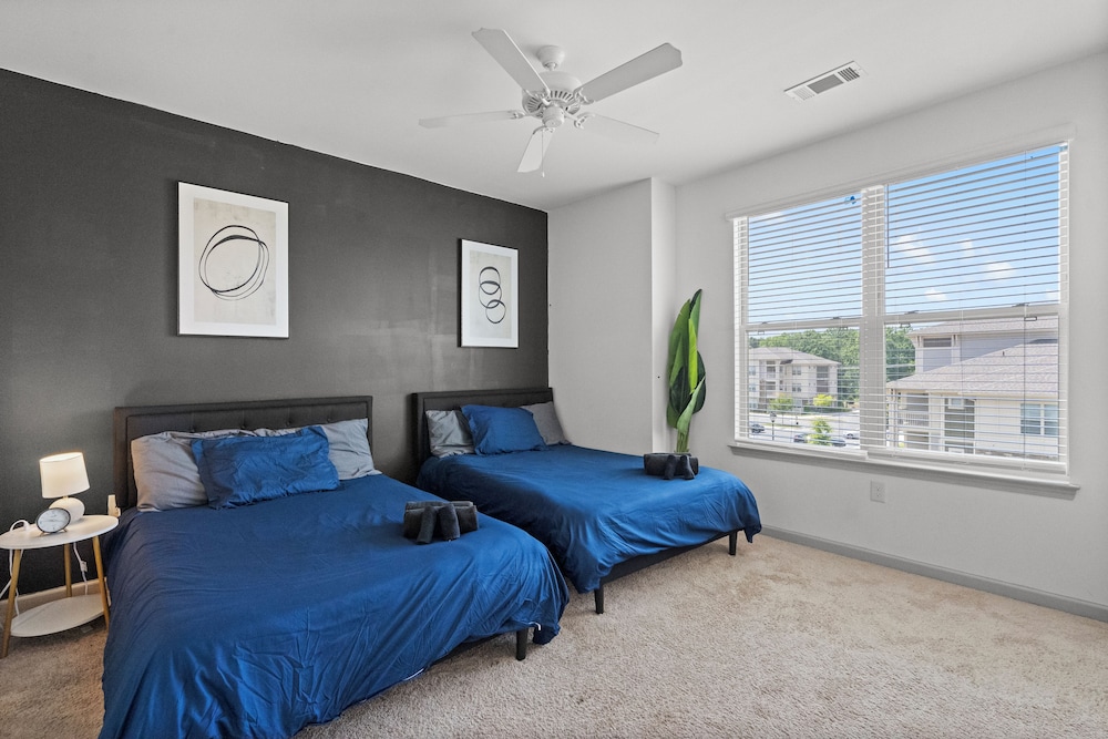 Upscale King 2BR Suite Mins to Charlotte