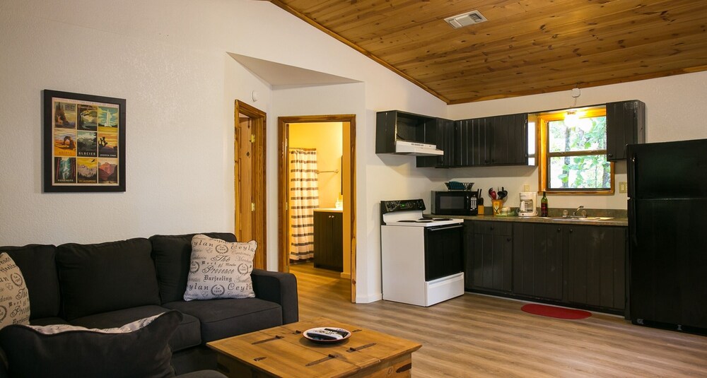 Camphouse At Eagle Ridge Includes Hot Tub, Wifi, And Charcoal Grill 1 Bedroom Cabin by RedAwning view 4