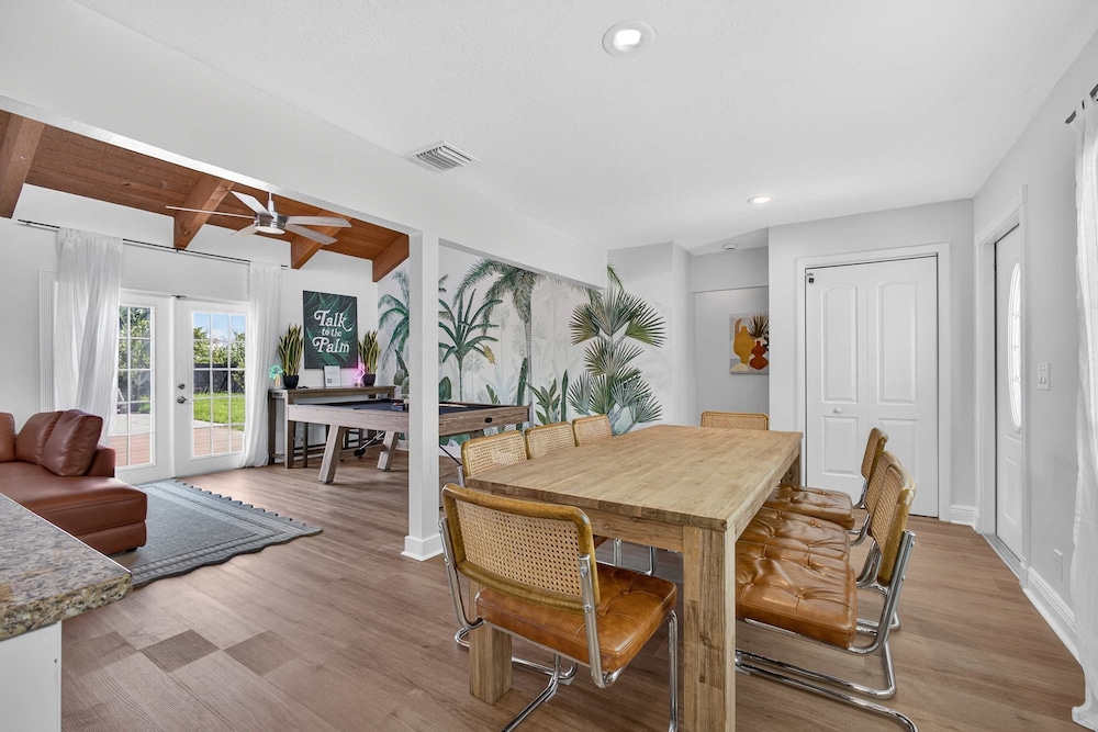Luxury Meets Paradise Family-friendly 4BR w Pool