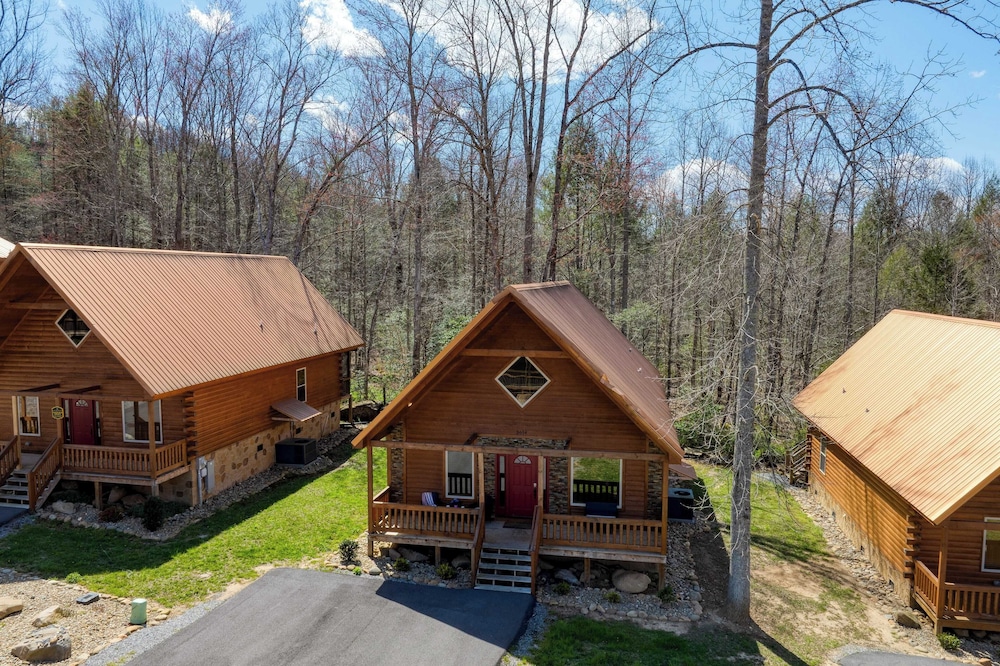 Hot Tub + Foosball Access to Pool, Tennis, Gym Chill'n in the Smokies