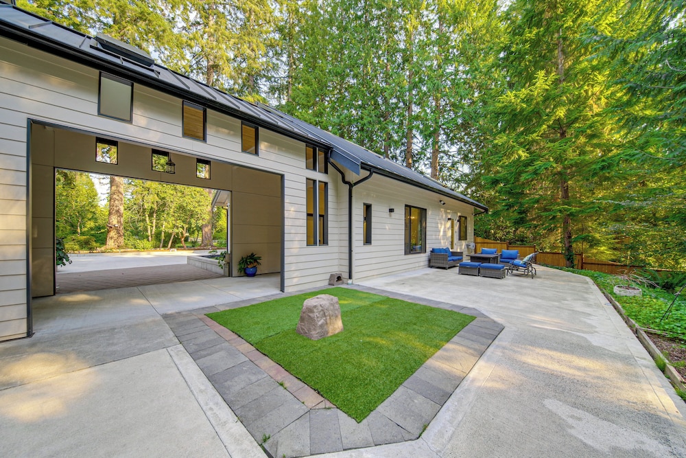 Wfh-friendly Gem w/ Creek: 4 Mi to Sammamish Trail