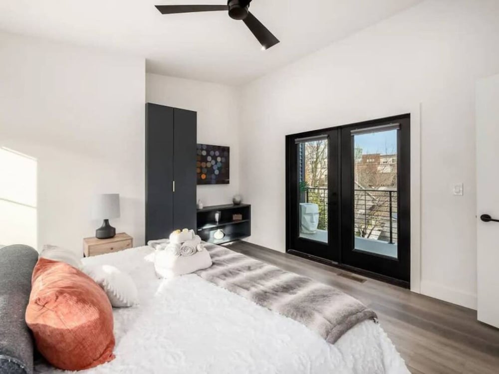 Work Of Art -3 Bedroom Elegant Townhome-columbus