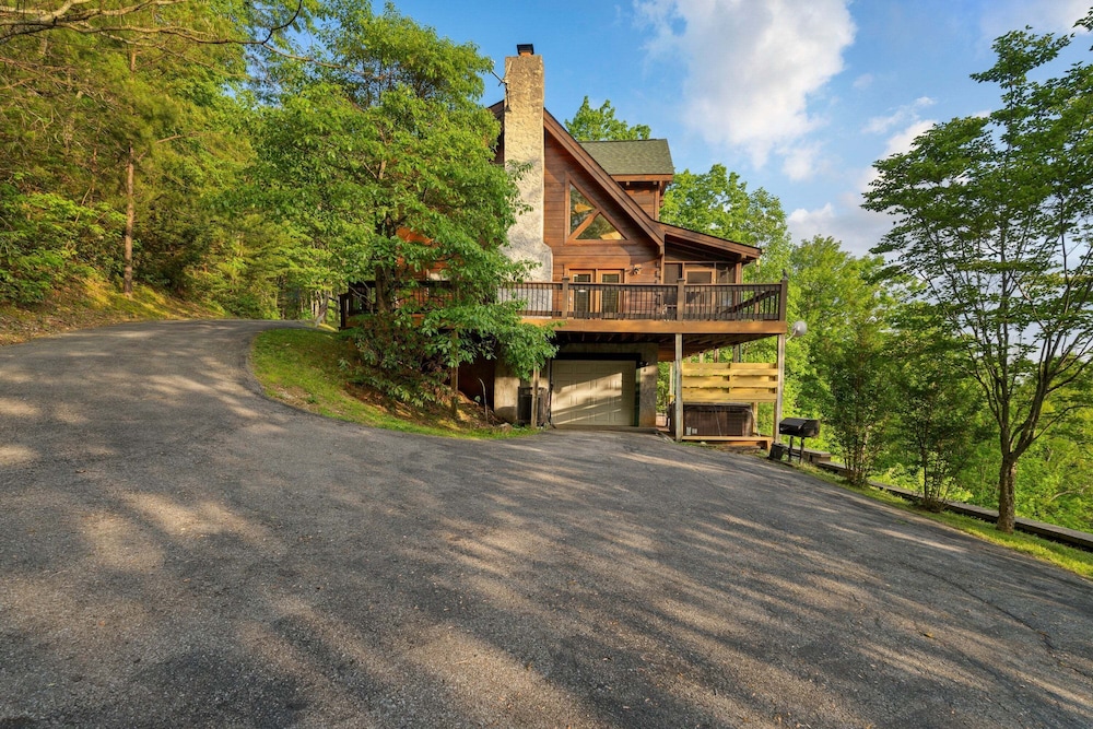 Breathtaking Hideaway 5 Bedroom Cabin