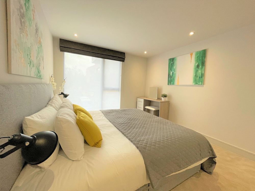 Spectacular 2BR Apartment with Parking view 4