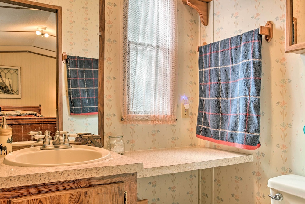 Cloudcroft Cabin w/ Deck: Near Skiing & Fishing!