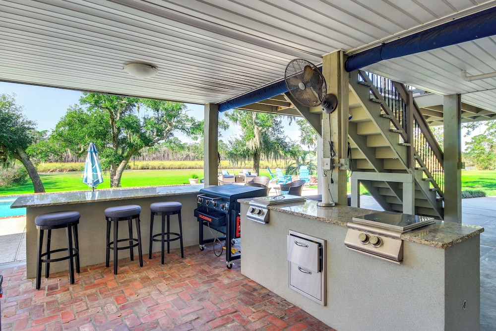 Pool, Fire Pit & Tennis Court: Gem in Bay St Louis
