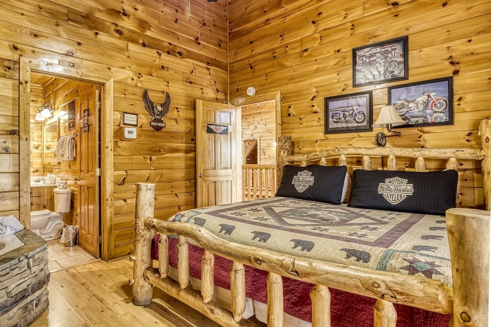 Ern854 - Wagon Wheel Lodge - Great Location! Close To All The Action! 9 Bedroom Cabin by RedAwning view 5