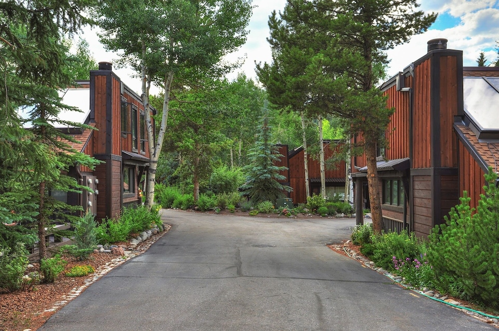 Spacious Mill Run 3 Townhouse Close to City Attractions by RedAwning
