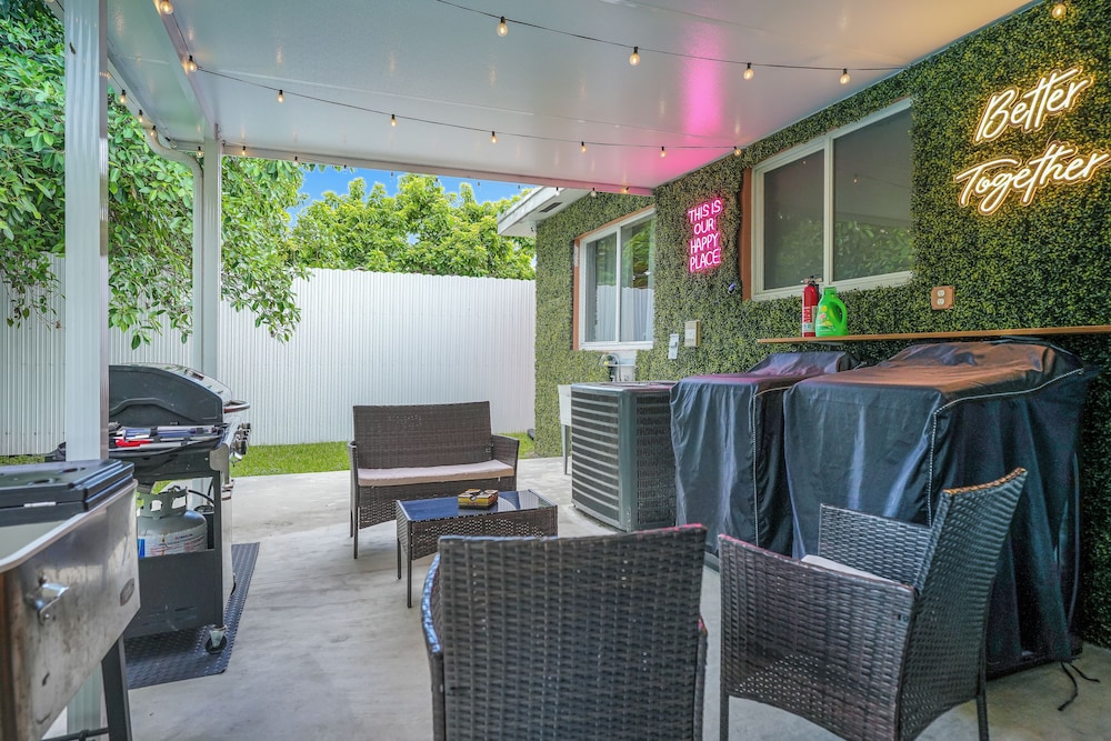 4 to 23 Guests GameRoom 2 Kitchens BAR BBQ