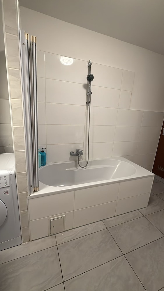 Beautiful 1BR Apartment Near Prater Park