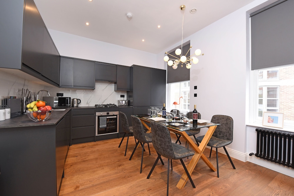 Stylish & Spacious Deluxe Apartments near Victoria Station