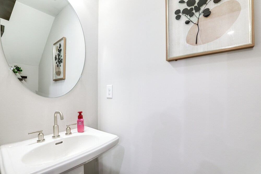7 Mi to Dtwn: Sleek Retreat in Atlanta!