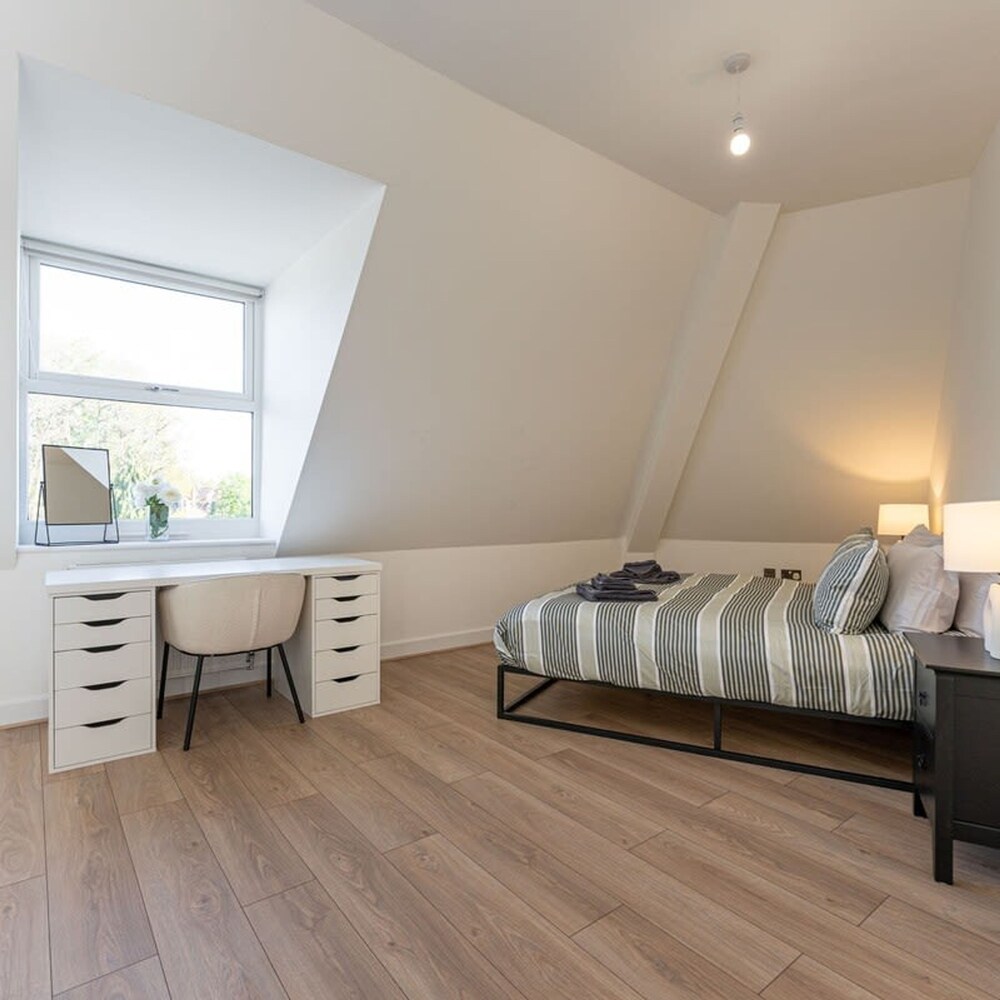 Contemporary 2 Bed Apartment Solihull NEC BHX