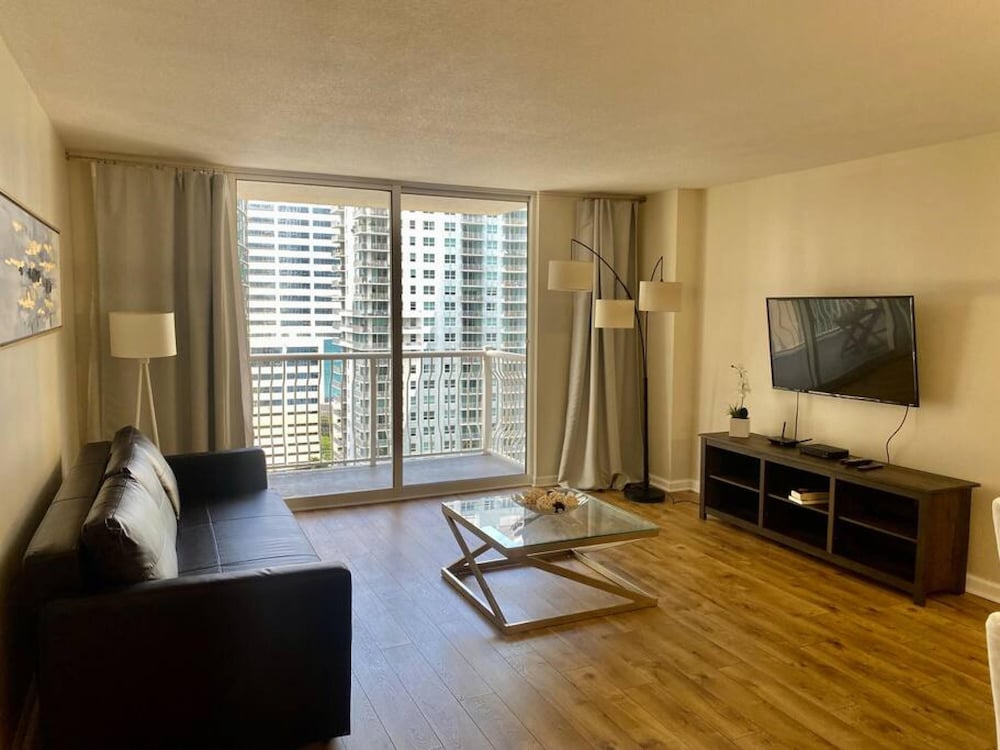 Modern 1-br Condo in Upscale Brickell Locale