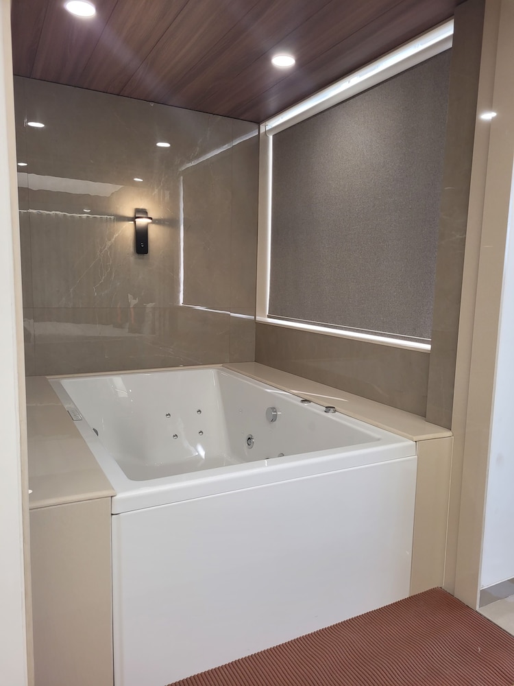 Hotel Shreeji Vatika-Airport Road