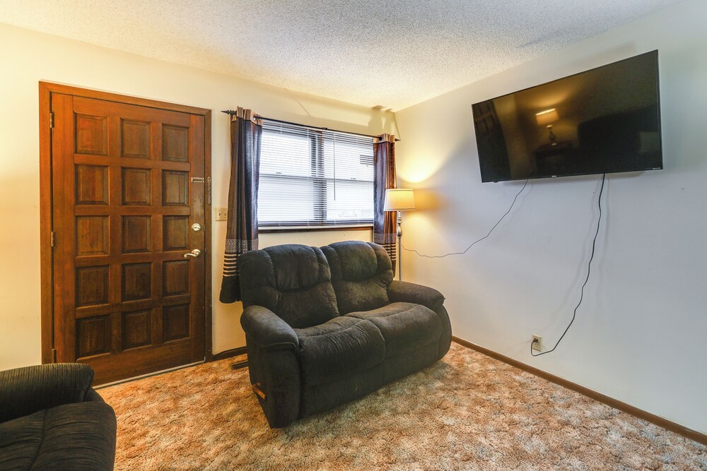 5 Mi to Hutchinson Attractions: Cozy Apt