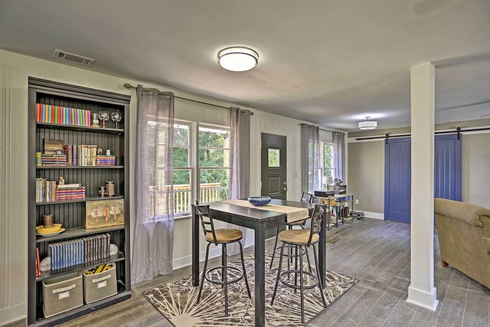 Family-friendly Escape ~ 6 Mi to City Center!