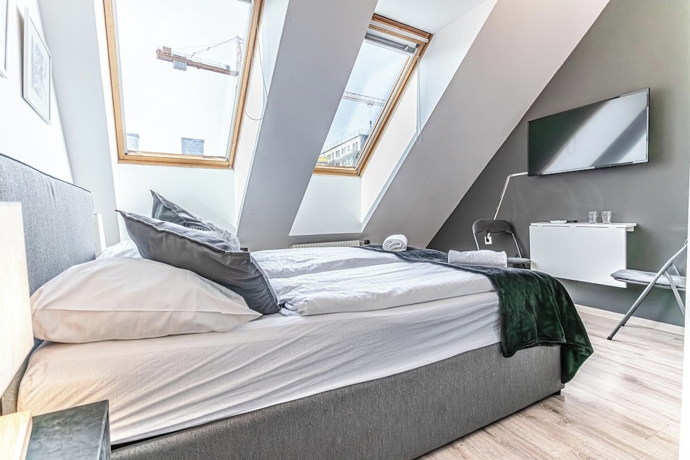 Stunning 12BR Floor For 24 People