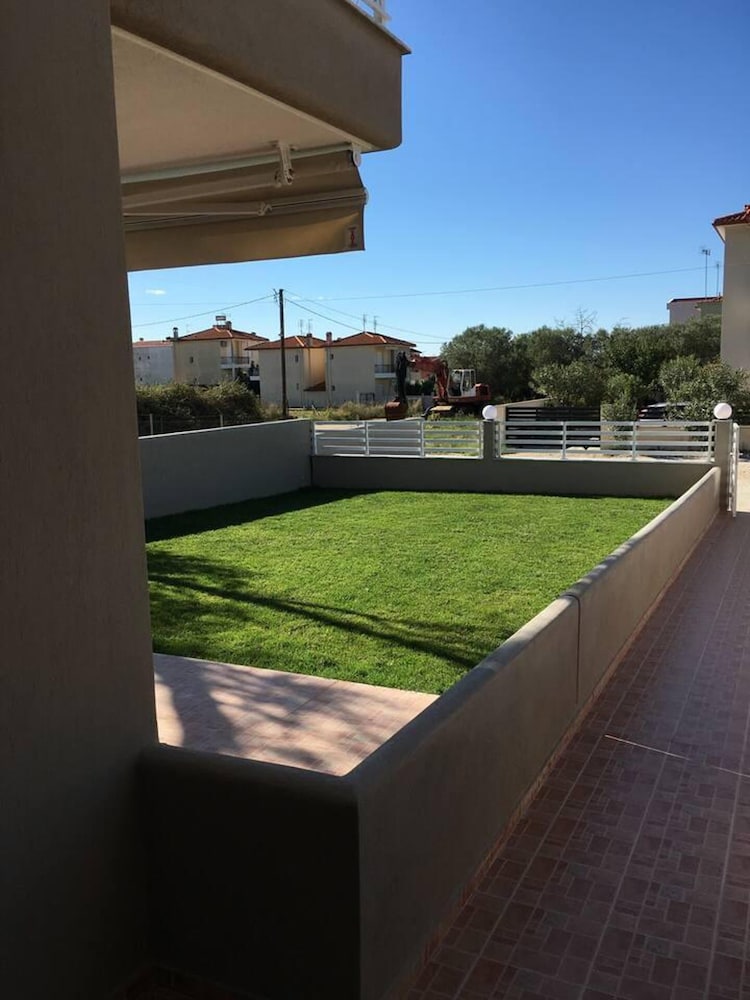2 Bed-sleeps4-garden-parking-pets-aircon view 5