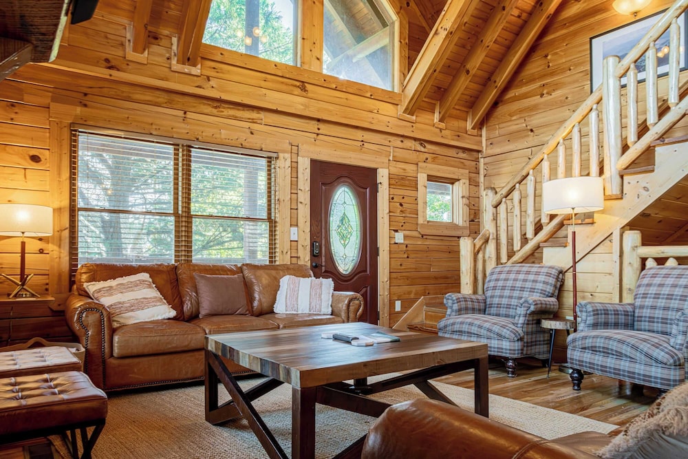 Bear Creek Way by Avantstay Hot Tub, Game Room, Air Hockey, Near Dollywood & Smoky Trails