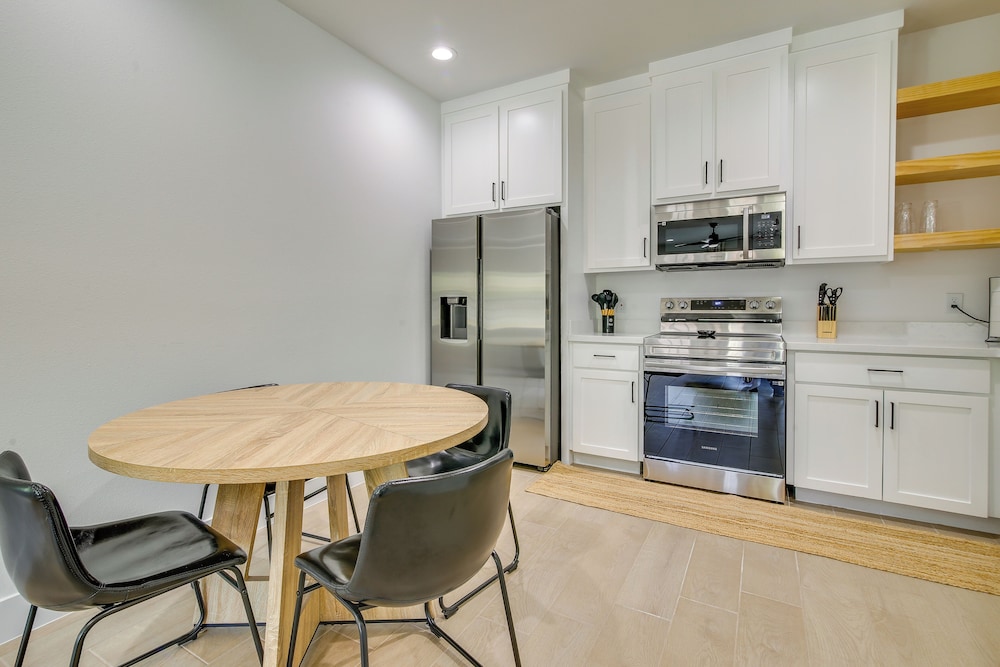 Modern Comfort: Brownsville Home Near Dtwn
