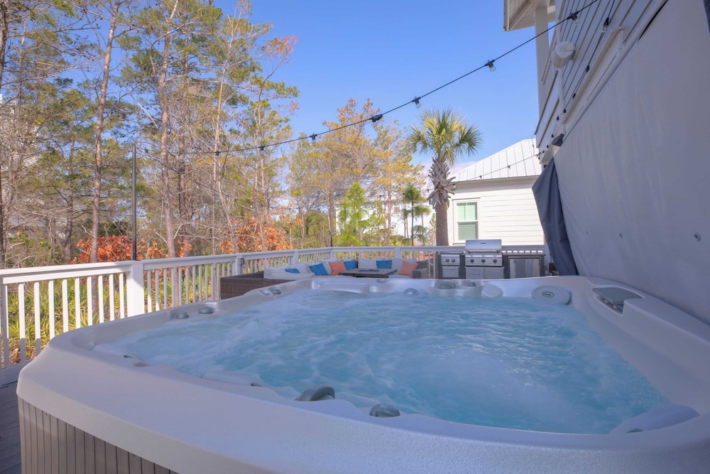Coconut Cove by Avantstay Deck w/ Hot Tub, Access to 2 Pools