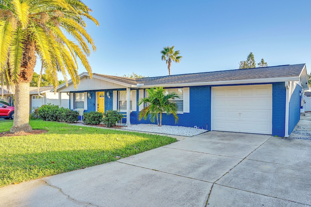 Holiday Oasis w/ Heated Pool: Near Gulf Beaches!