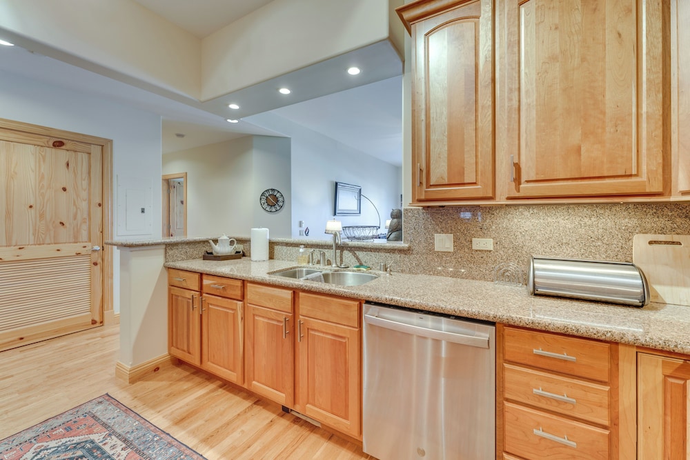 1 Mi to Skiing: Mtn-view Condo in Angel Fire!