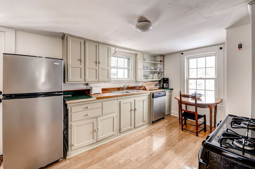 Ipswich Cottage: Beautiful Views, 5 Mins to Beach