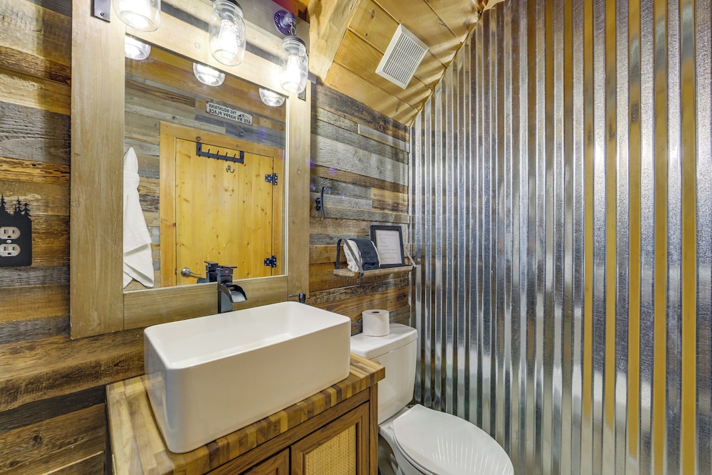 Mins to Dollywood: Boujee Bear Cabin w/ Hot Tub!