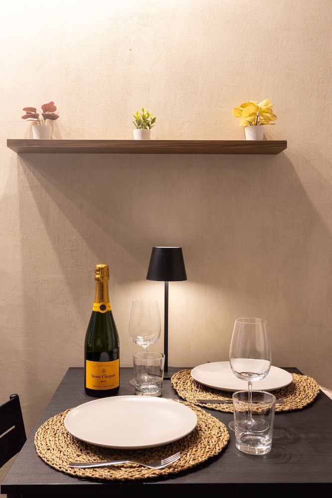 Urban Chic 2 Luxury Suites Apartment