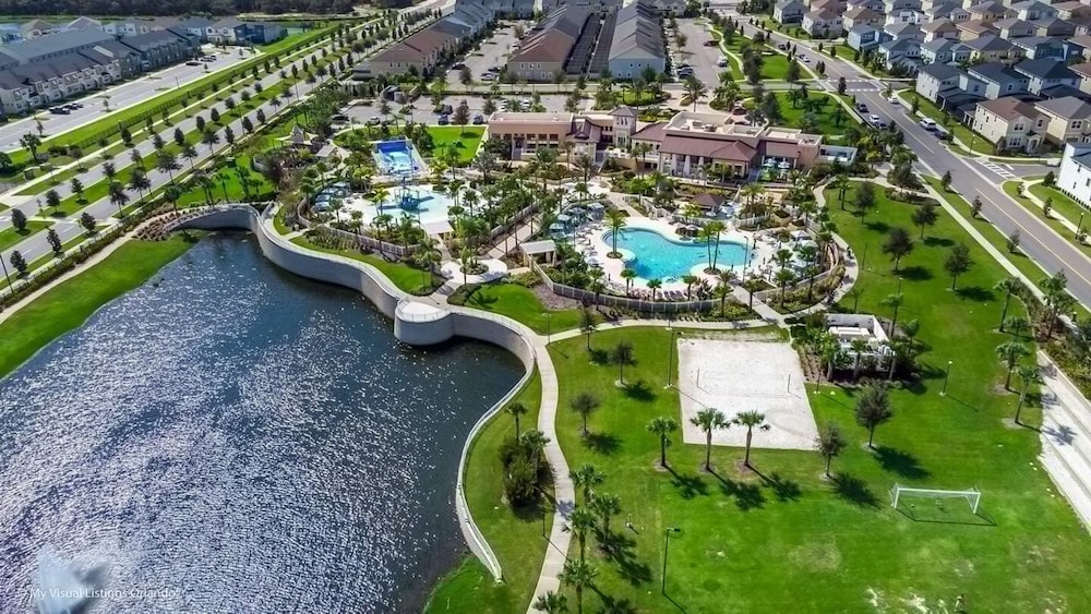 Coconut Breeze Resort Home Near Parks 25 Guests Located in Solara Resort