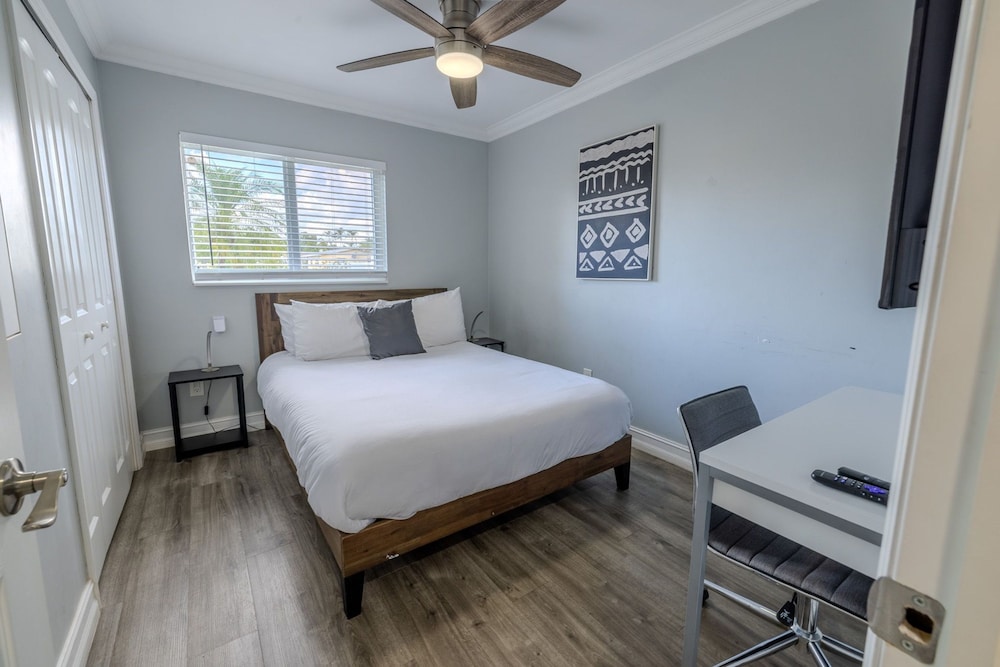 Relax Unwind 4BR Home w Pool in Hollywood