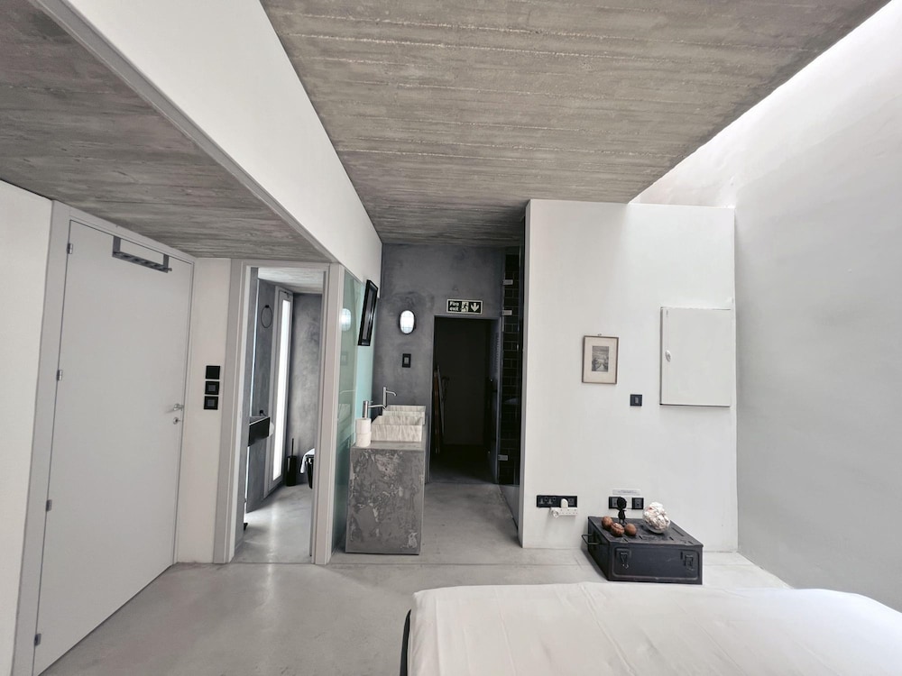 Spacious 1BR Penthouse With a Rooftop Terrace
