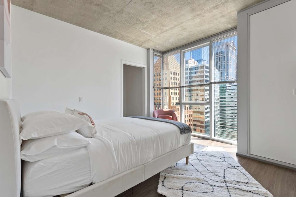 2BR Apt Stunning Views Steps to Michigan Avenue