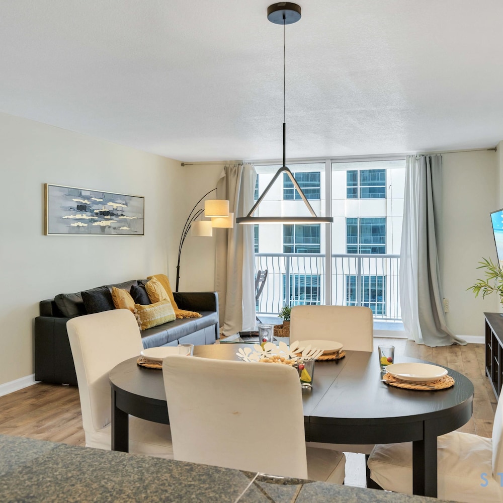 Modern 1-br Condo in Upscale Brickell Locale