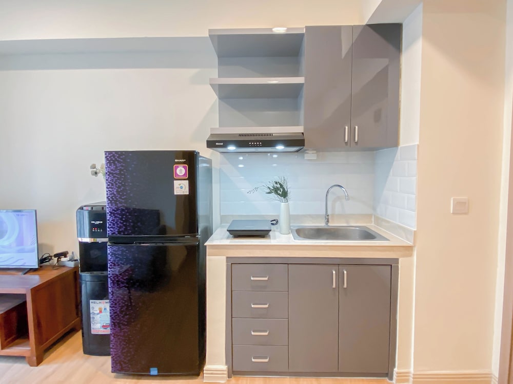 Warm And Cozy 1Br With Makeup Room At Meikarta Apartment