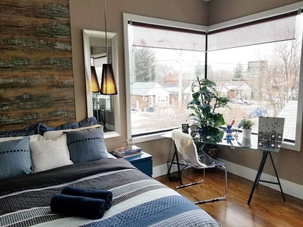 Luxury Central Toronto 2 bedroom suite view 5