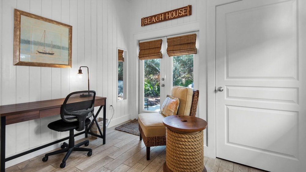 Charming Beach Cottage, 2 Pools and Tennis Access + Free Attraction Tickets!