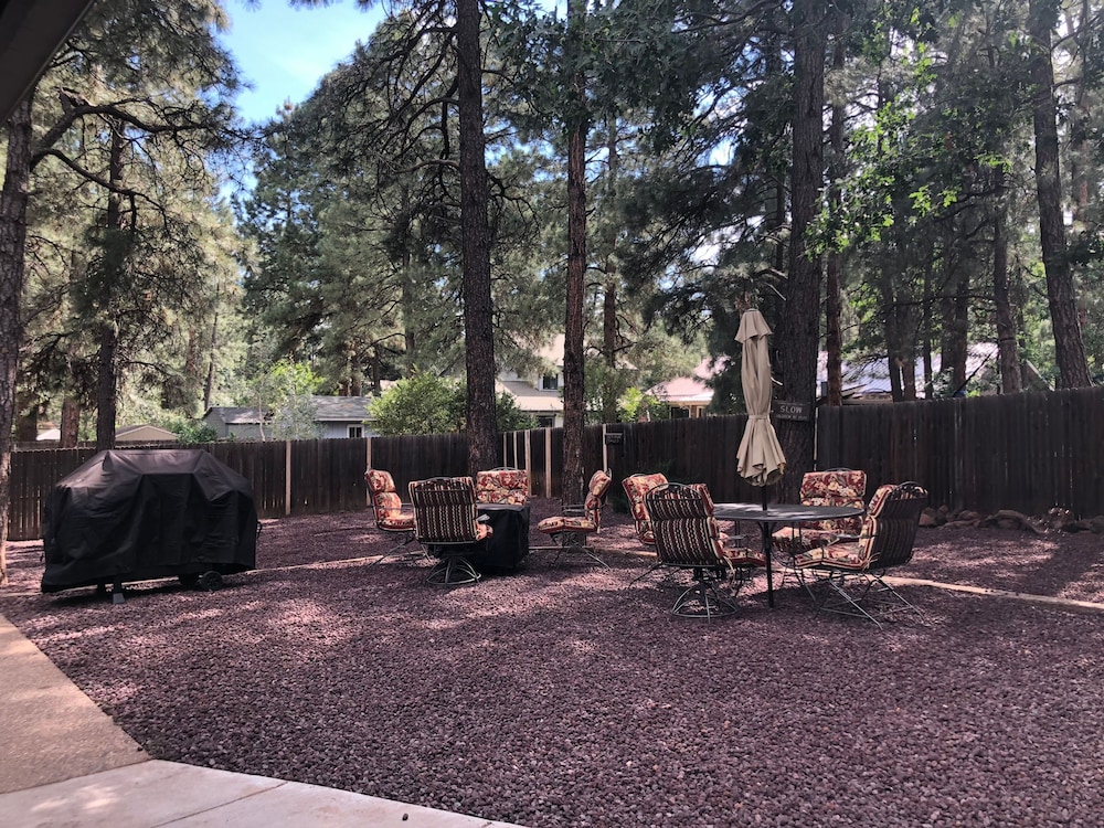 Home In The Pines Near Downtown w Hottub