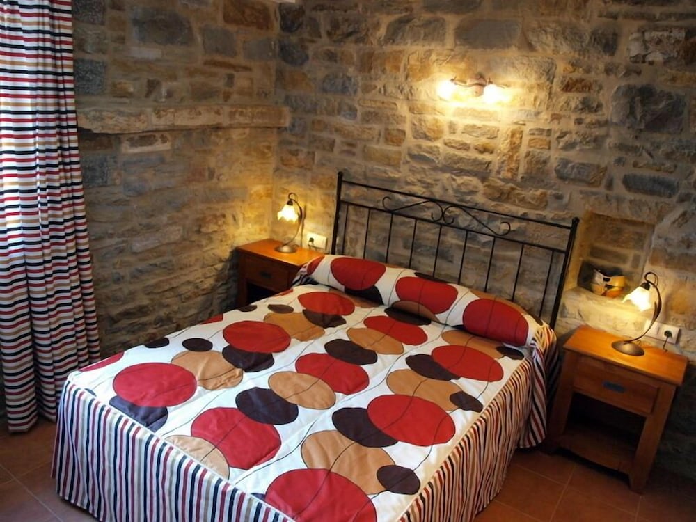 Casas Pirineo Aínsa: Historic Palace & Garden